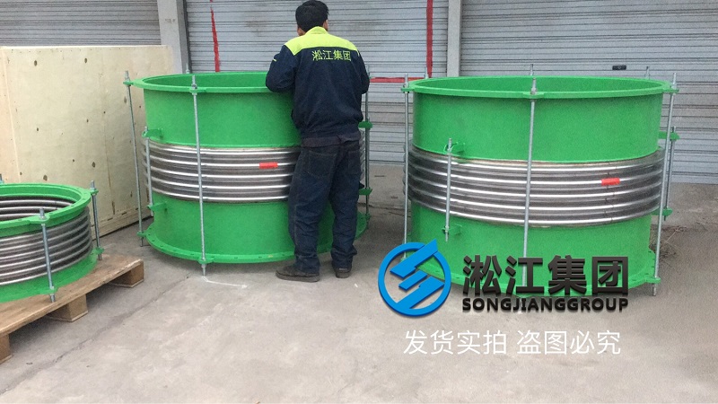 出口一批金屬膨脹節在上海港裝船